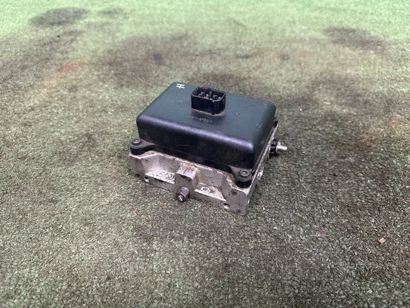 Блок клапанов гидроподвески Toyota Land Cruiser 200 2008-2022 4894060020