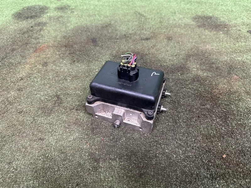 Блок клапанов гидроподвески Toyota Land Cruiser 200 2008-2022 4894060020