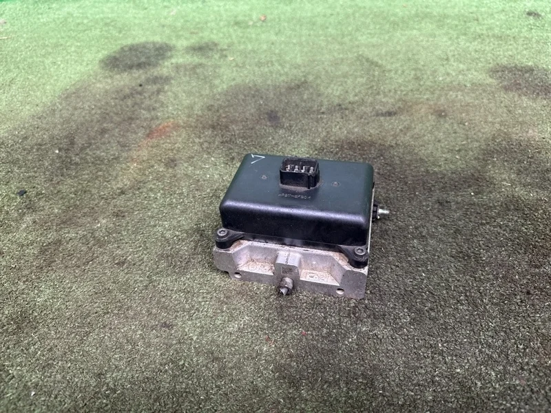 Блок клапанов гидроподвески Toyota Land Cruiser 200 2008-2022 4894060020