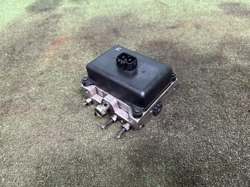 Блок клапанов гидроподвески Toyota Land Cruiser 200 2008-2022 4894060020