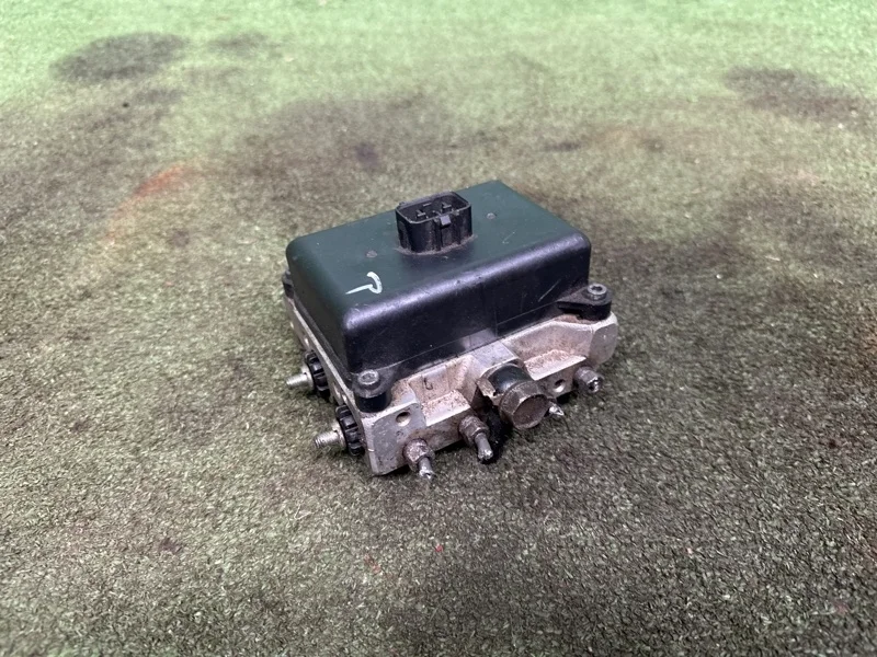 Блок клапанов гидроподвески Toyota Land Cruiser 200 2008-2022 4894060020