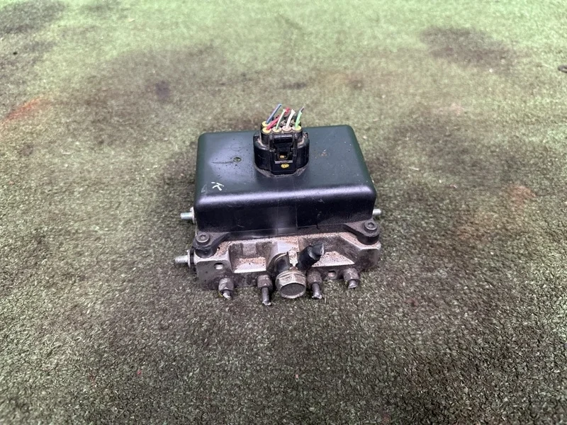 Блок клапанов гидроподвески Toyota Land Cruiser 200 2008-2022 4894060020