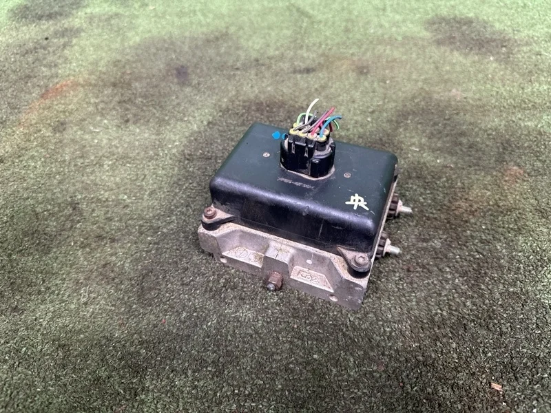 Блок клапанов гидроподвески Toyota Land Cruiser 200 2008-2022 4894060020