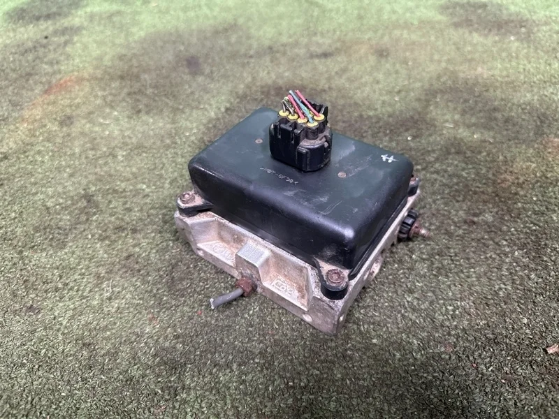 Блок клапанов гидроподвески Toyota Land Cruiser 200 2008-2022 4894060020