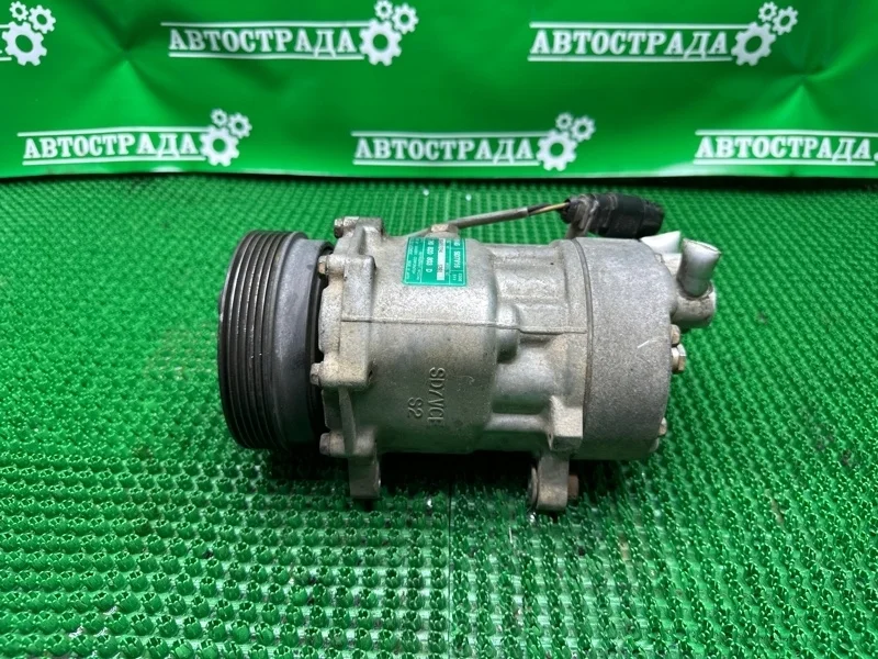 Компрессор кондиционера Volkswagen 7H0820803D