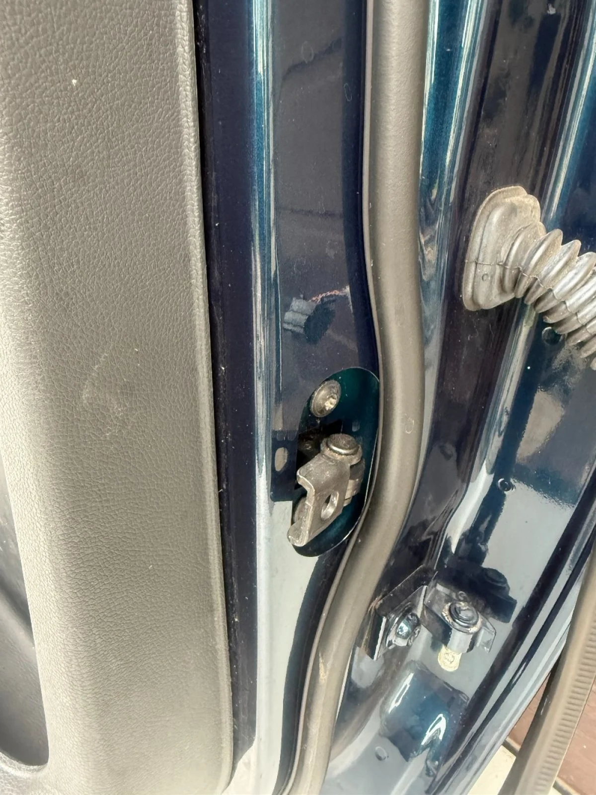 Ограничитель двери Skoda Yeti I (2009—2014)