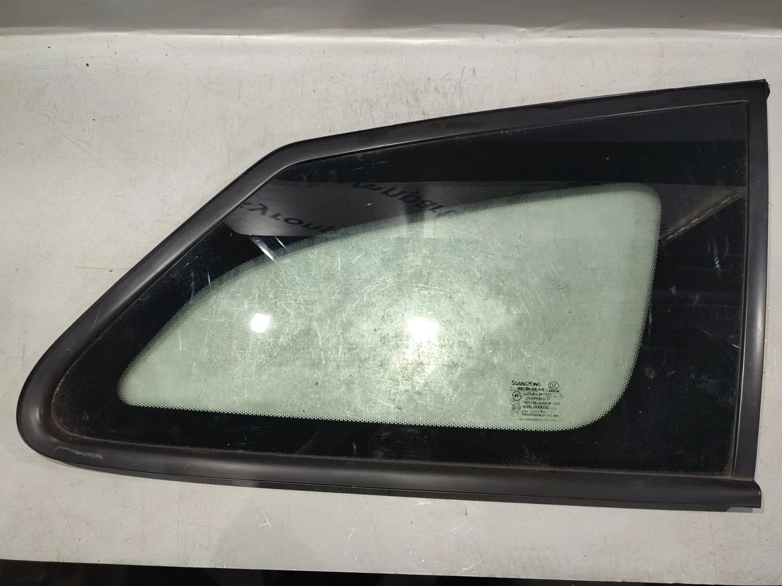 Стекло кузова (собачник) SsangYong Kyron 2008 D130