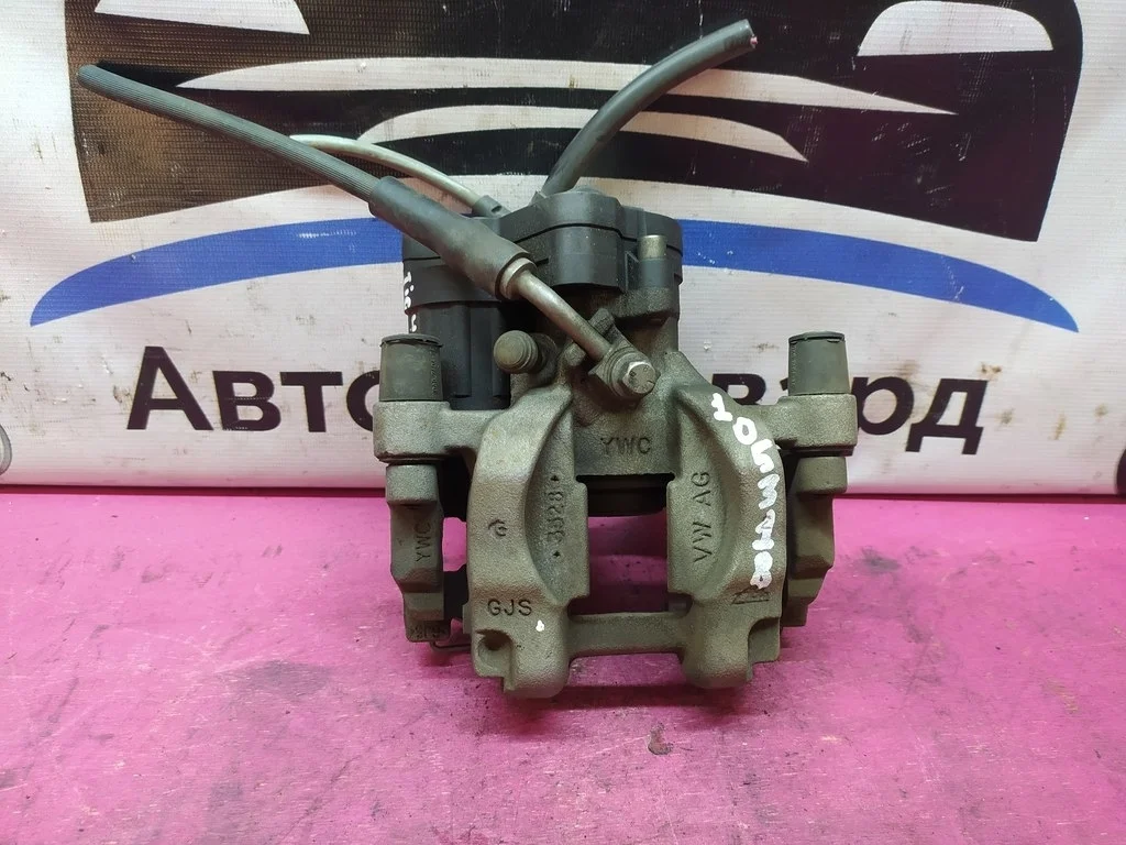 Суппорт задний правый Tiguan 2 Passat B8 3Q0615424