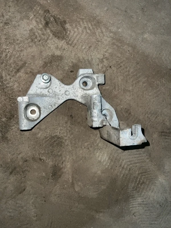 Кронштейн генератора Nissan Tiida 2011 C11X