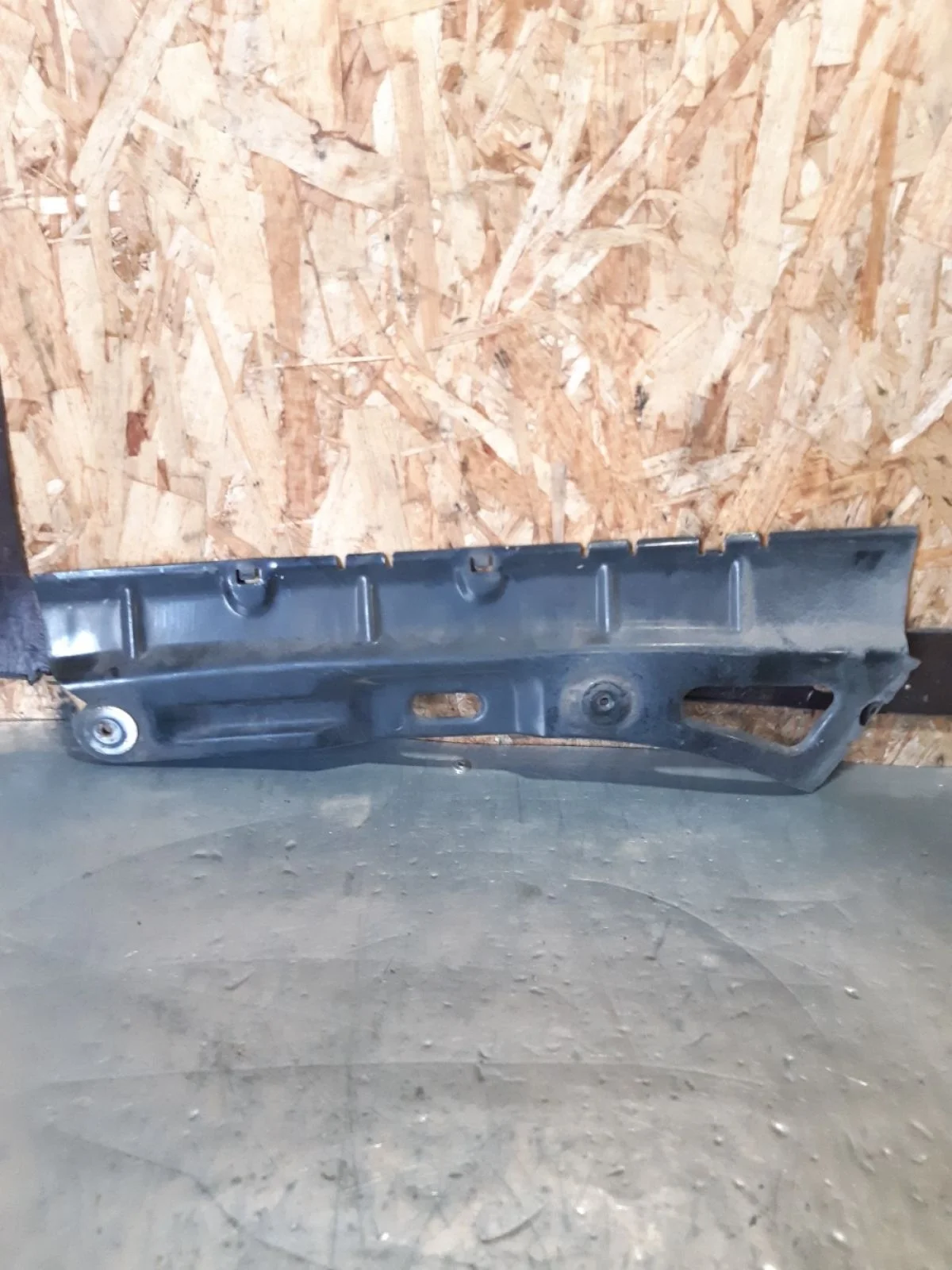 Кронштейн заднего бампера левый Skoda Octavia II рестайлинг (2008—2013) 2010 1Z/F9R