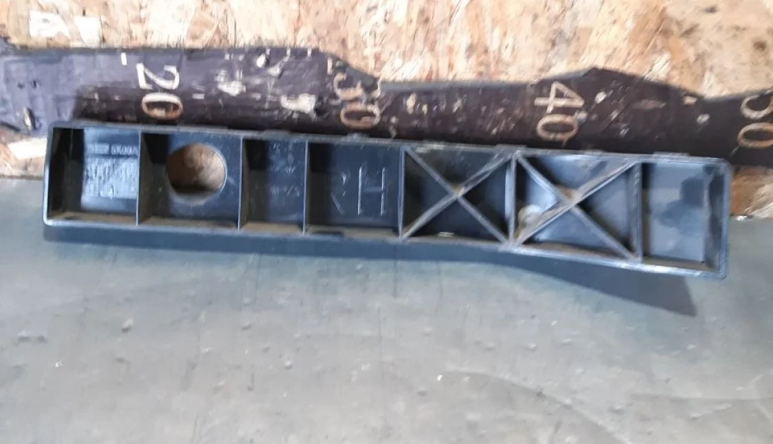 Кронштейн заднего бампера правый Nissan Pathfinder III рестайлинг (2010—2014) 2011 KAF - бежевый