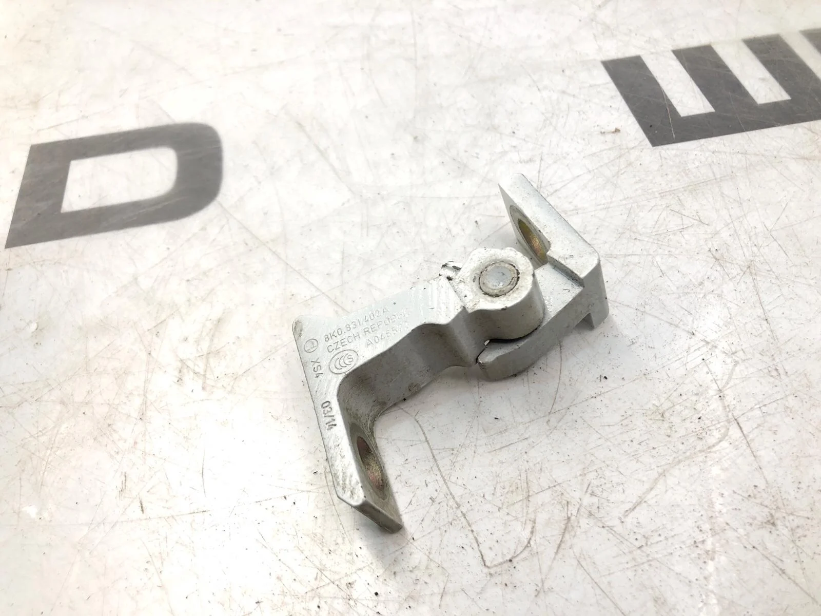 Петля двери Skoda Yeti 2014 8K0831402A 5L 2.0 CFJA, передняя правая