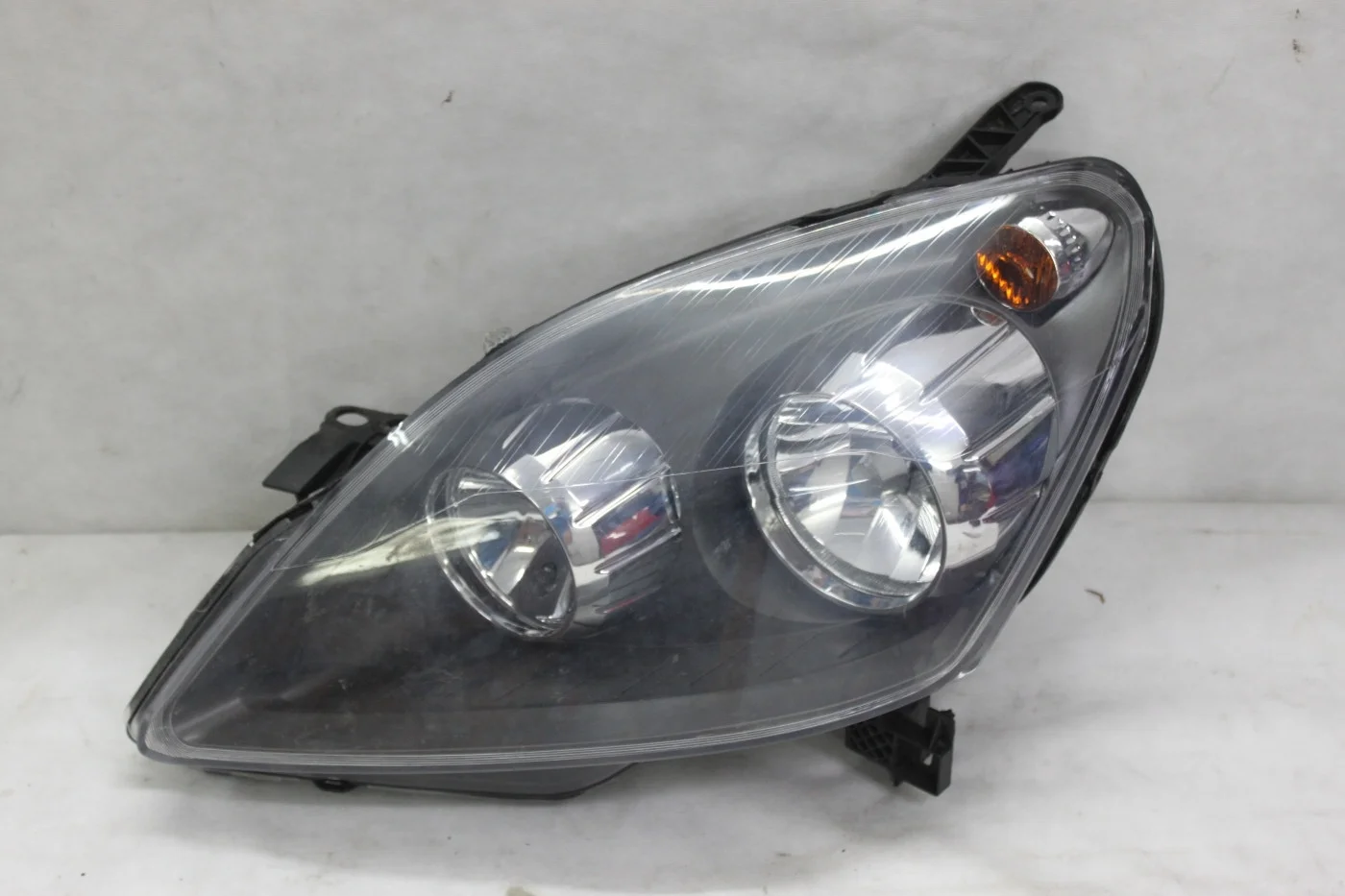 Фара черная левая не оригинал б/у Opel Zafira B