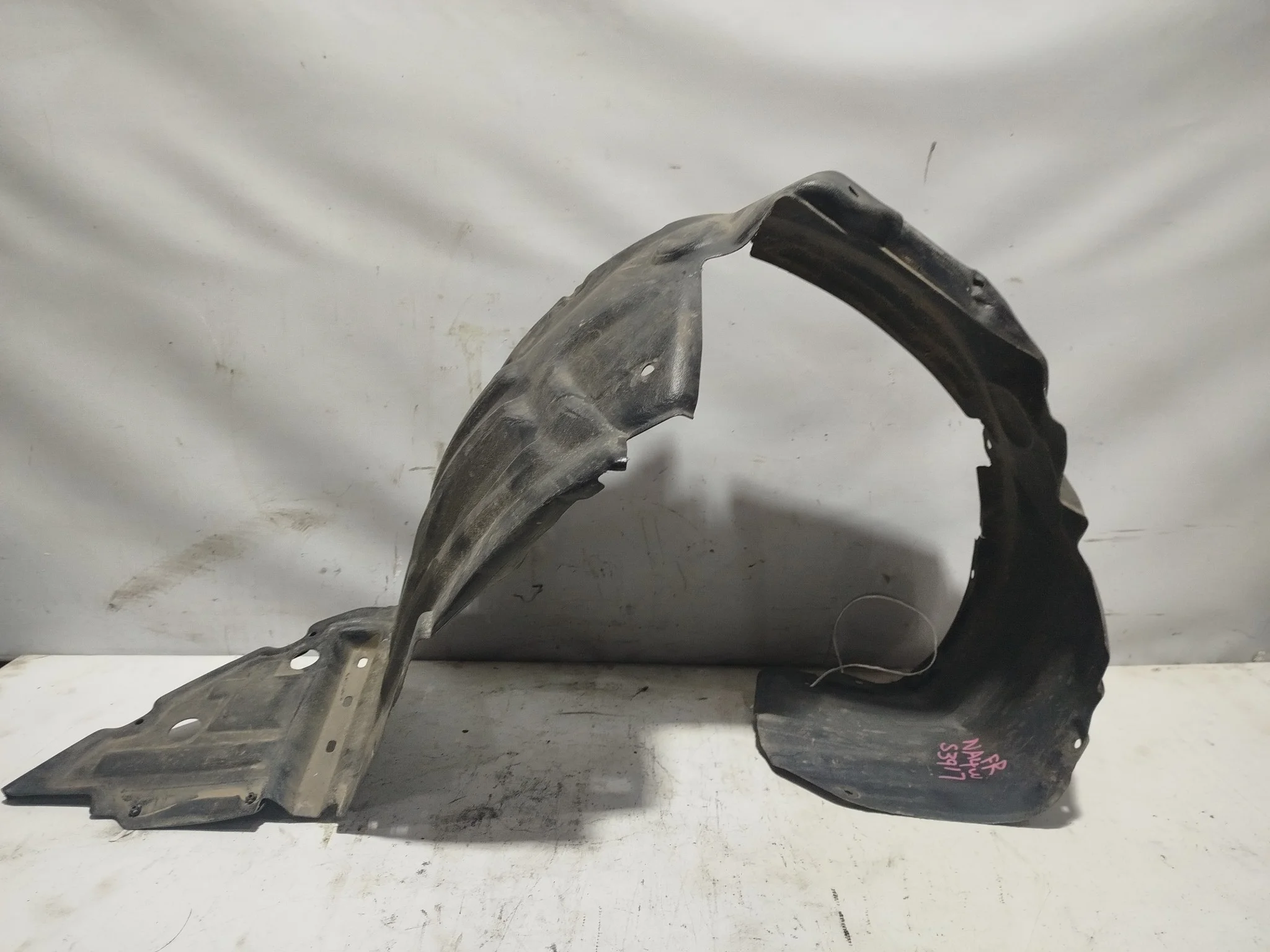 ПОДКРЫЛОК MITSUBISHI GRANDIS NA4W NA8W ПЕРЕДНИЙ ПРАВЫЙ MN161060