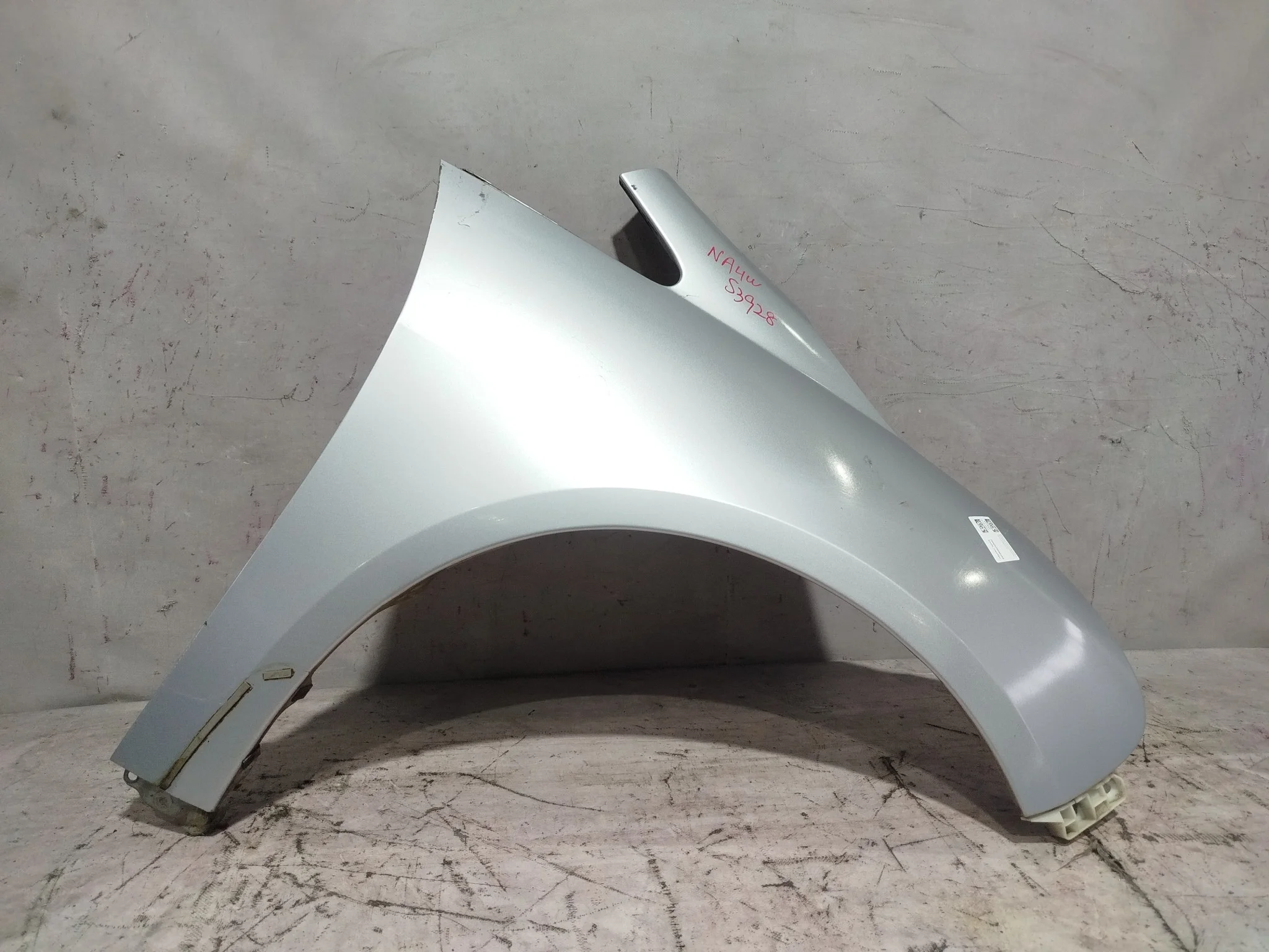 КРЫЛО MITSUBISHI GRANDIS NA4W NA8W MN150860 ПЕРЕДНЕЕ ПРАВОЕ серебро, A19 S3928