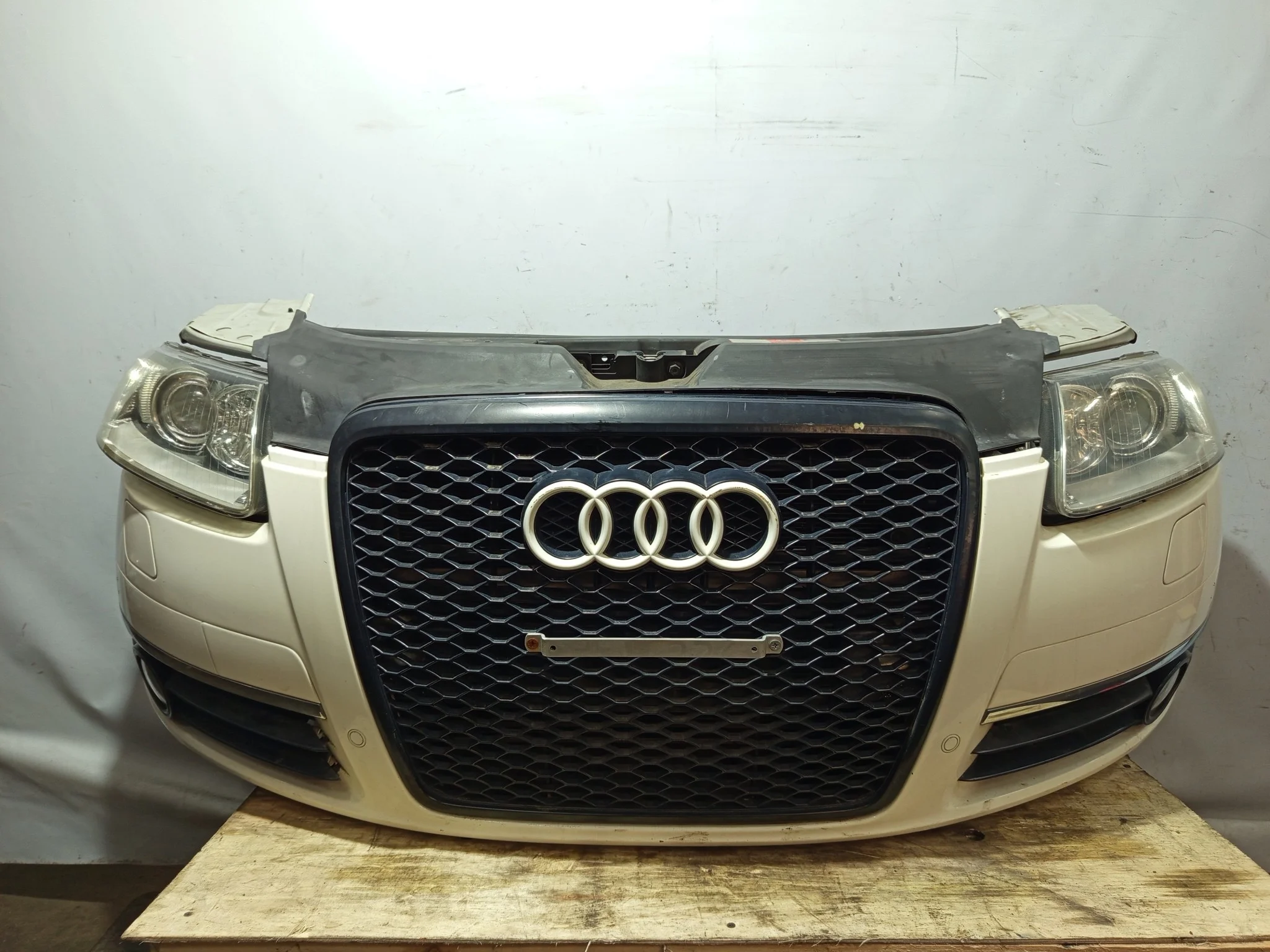 NOSECUT AUDI A6 4F2 4F5 4FH C6 1 МОДЕЛЬ 4F0807105A белый XE315