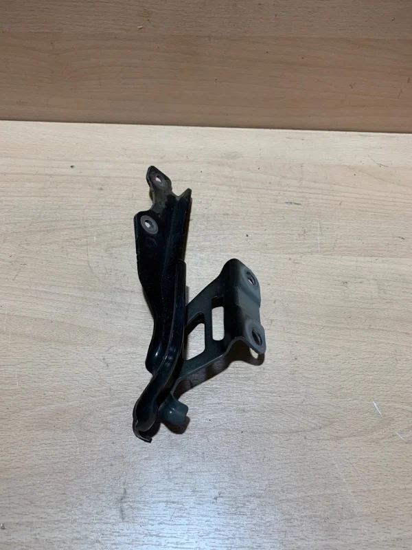 Петля капота Mazda 3 B45A52420A BM, левая