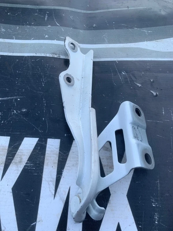 Петля капота Mazda 3 B45A52420A BM, левая