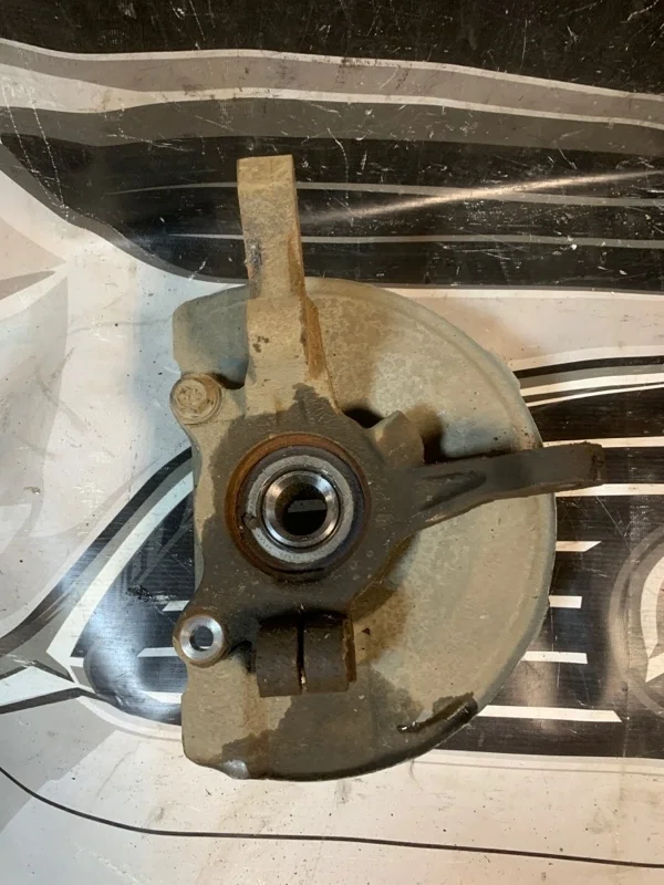 Кулак поворотный Mitsubishi Outlander 3870A008 GF, передний правый