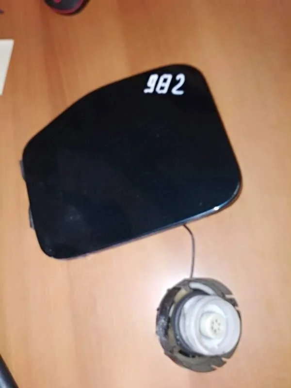 Б.у. лючок бензобака MITSUBISHI PAJERO V98W MITSUBISHI PAJERO V98W