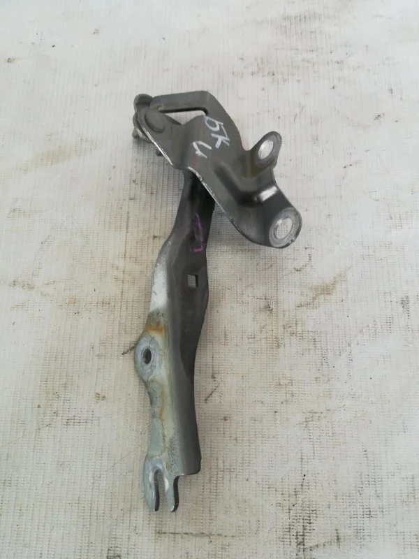 Петля капота Mazda 3 2003-2009 BP4K52420B BK, левая