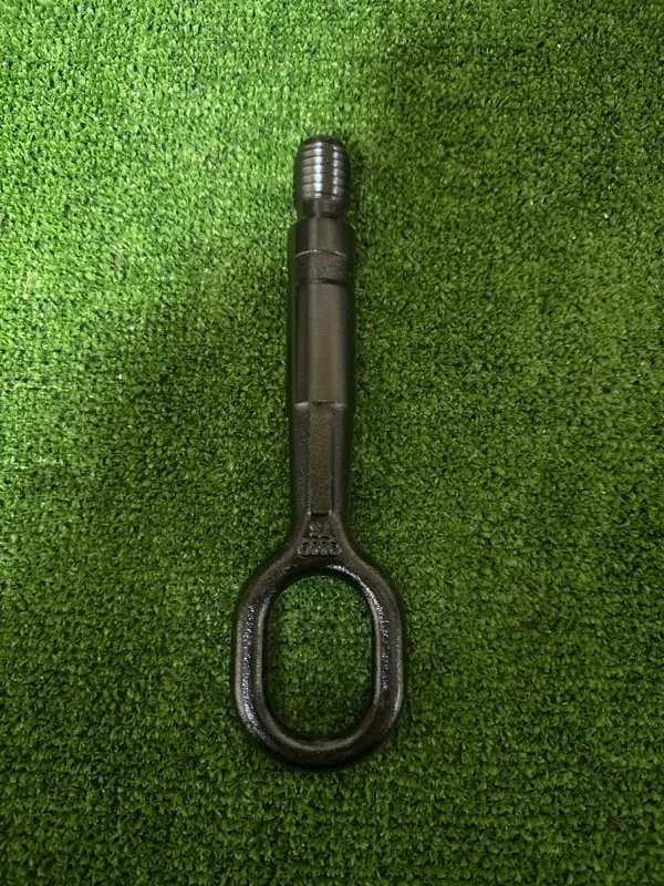 Крюк буксировочный Volkswagen Tiguan 8K0805615A, передний