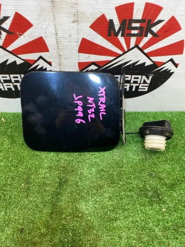 Лючок бензобака Nissan X-Trail 788304CC0A T32