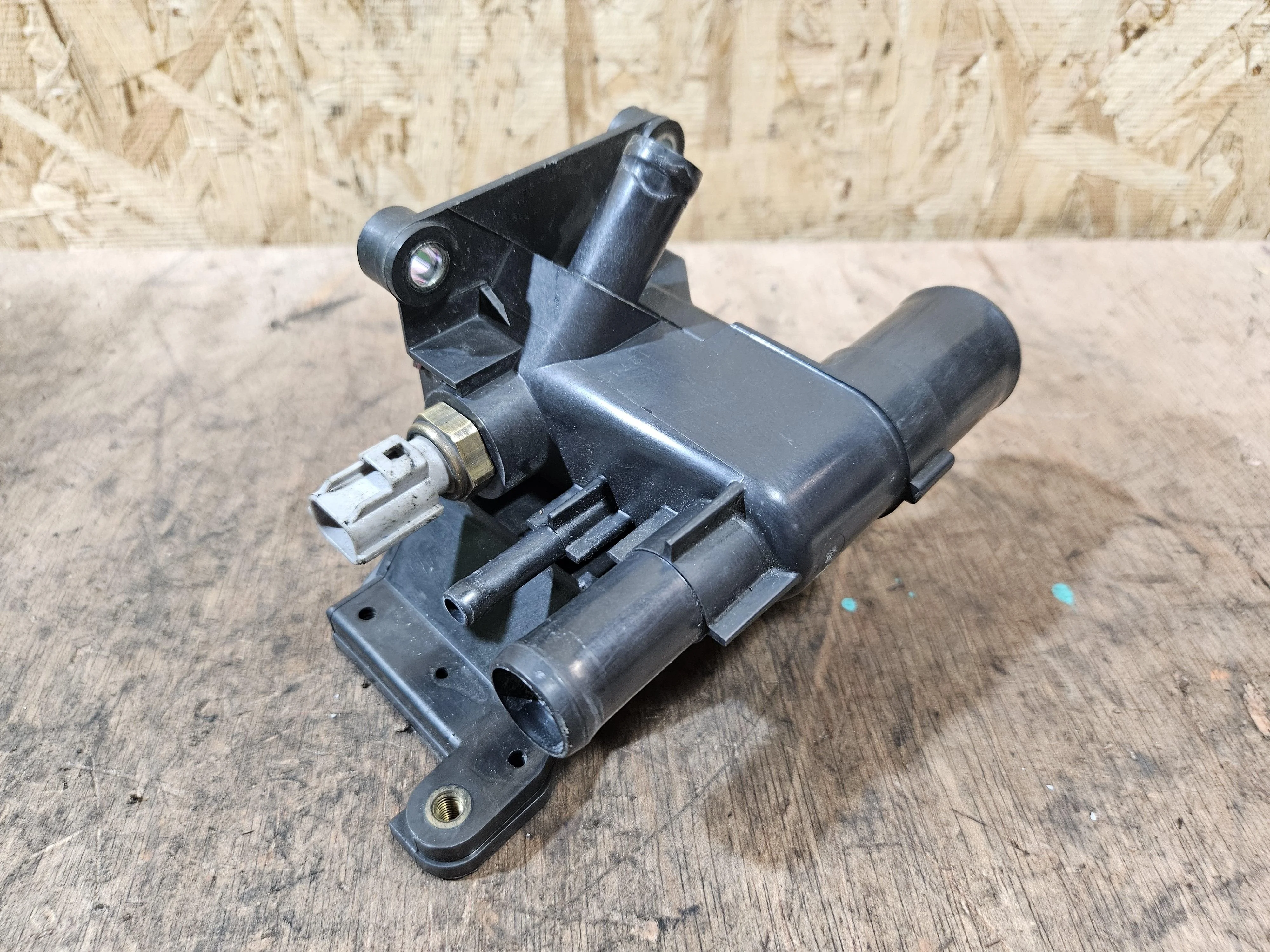 Корпус термостата пластиковый Mazda Ford Duratec 1.8 2.0 2.3 2.5