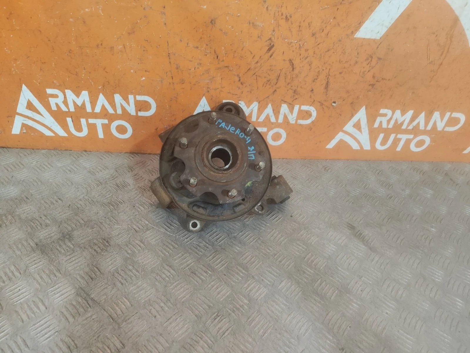 Кулак поворотный Mitsubishi Pajero 2006-нв 4