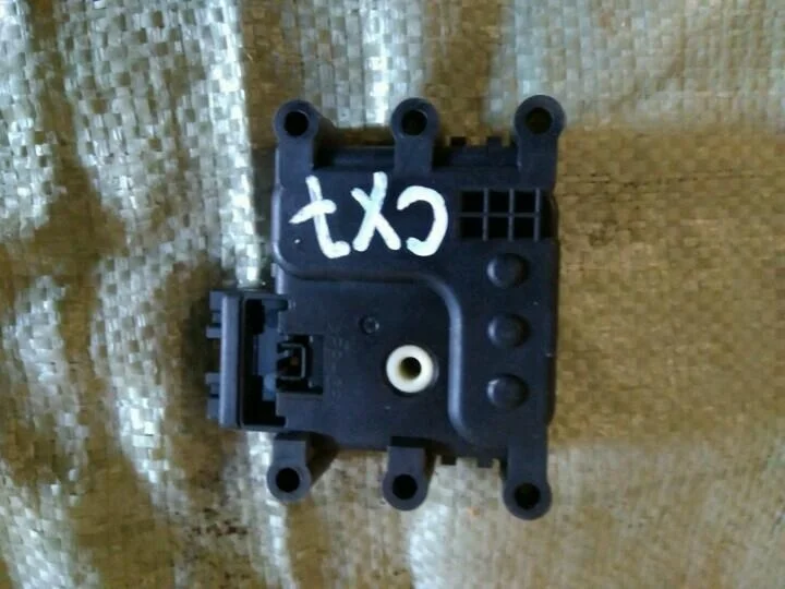 Б.у. сервопривод заслонки печки MAZDA CX7 ER8 MAZDA CX7 ER8