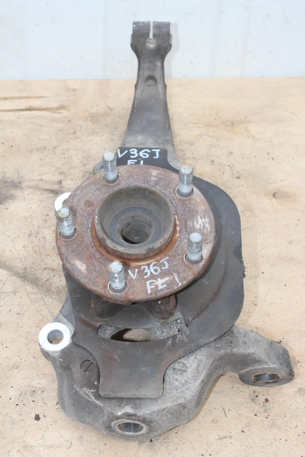 Б.у. кулак поворотный NISSAN SKYLINE V36 NISSAN SKYLINE V36