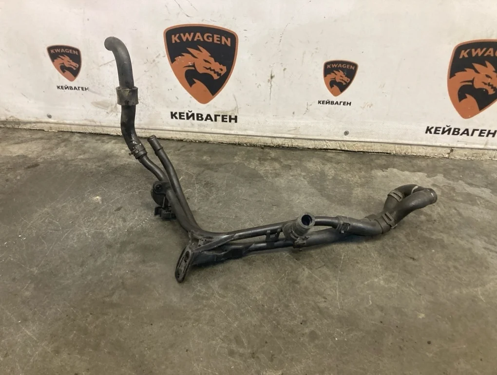 Патрубок системы охлаждения Volkswagen Passat 2010 B6