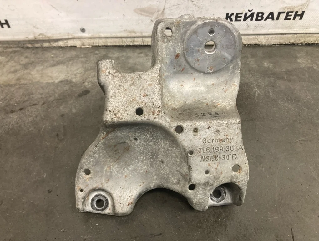 Кронштейн опоры двигателя Volkswagen Touareg 2003 7L