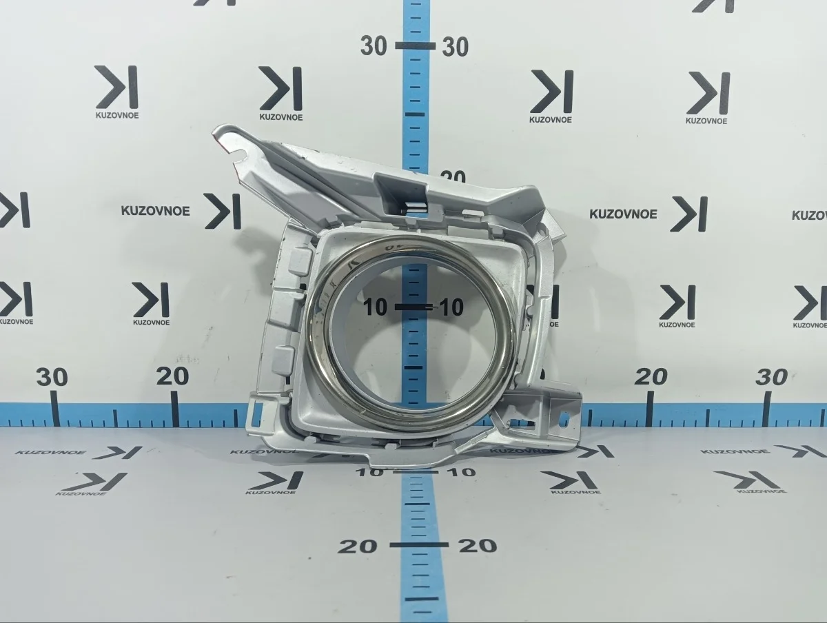 Оправа противотуманной фары Toyota Land Cruiser J200