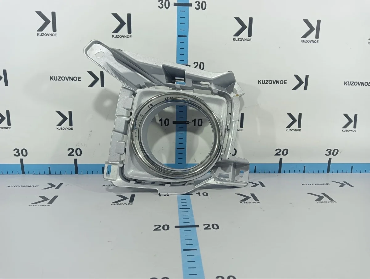 Оправа противотуманной фары Toyota Land Cruiser J200