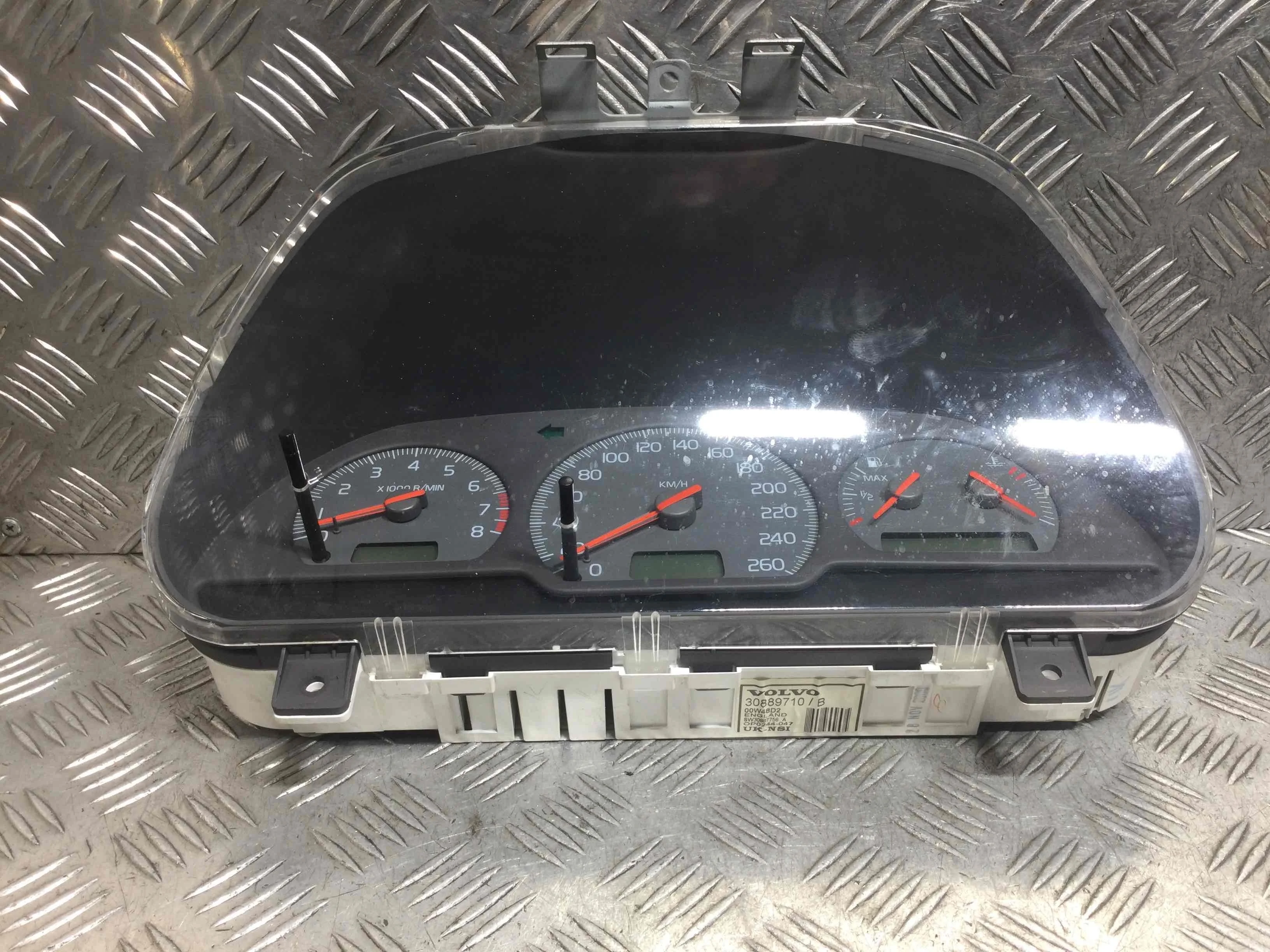 Щиток приборов (приборная панель) Volvo V40 1 поколение [рестайлинг] (2000-2002) бензин 1.8 i Механика Универсал