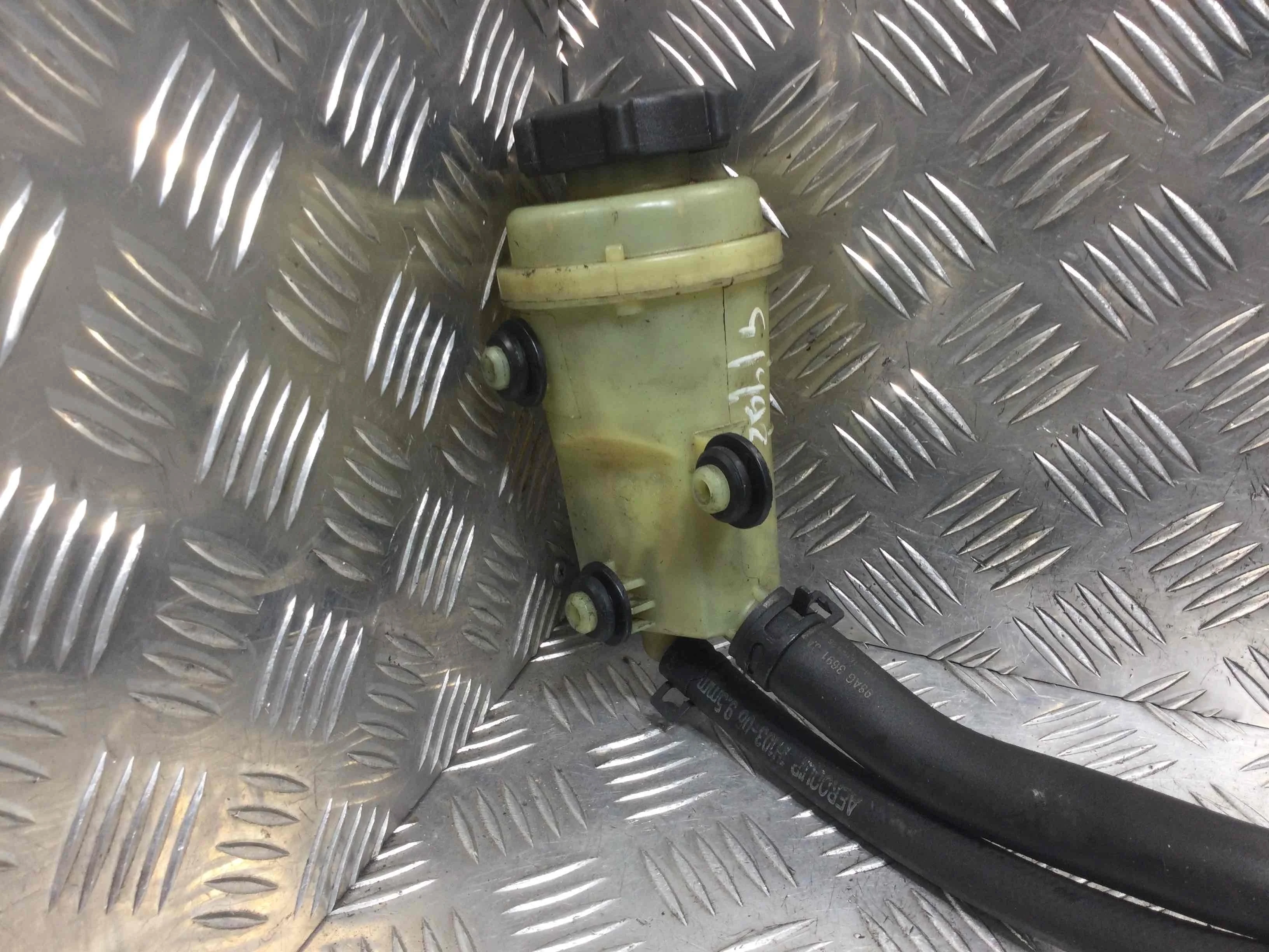 Бачок гидроусилителя Ford Focus 1 поколение [рестайлинг] (2001-2005) бензин 1.8 i Механика 5-дв, х/б