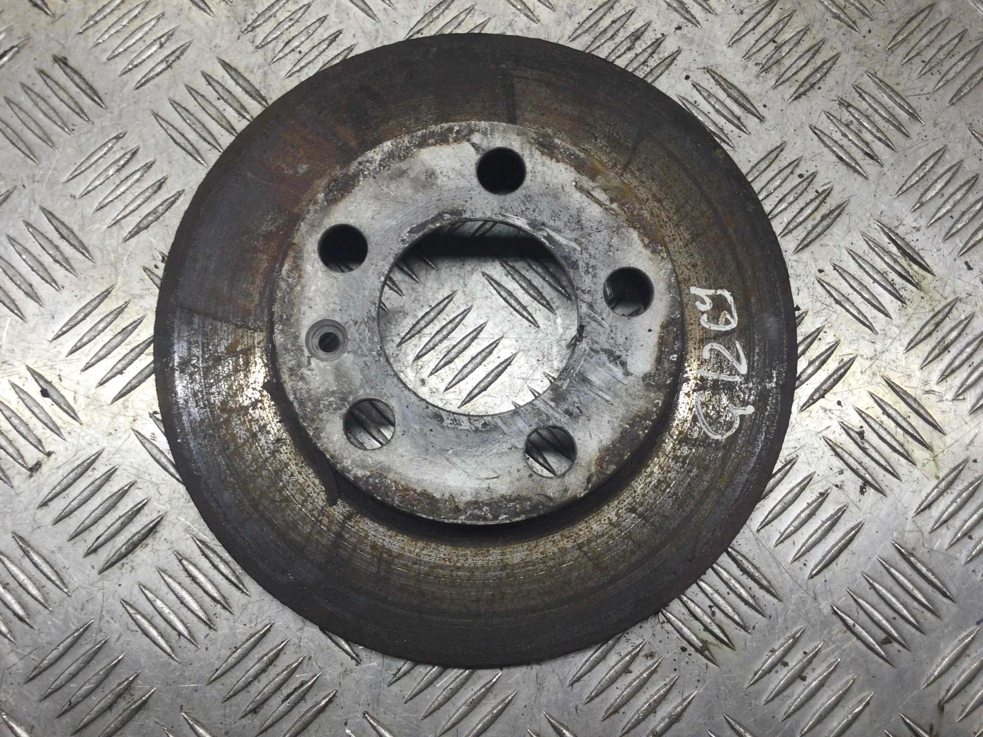 Диск тормозной задний Volkswagen Golf 4 поколение (1997-2004) бензин 1.4 i Механика Х/б