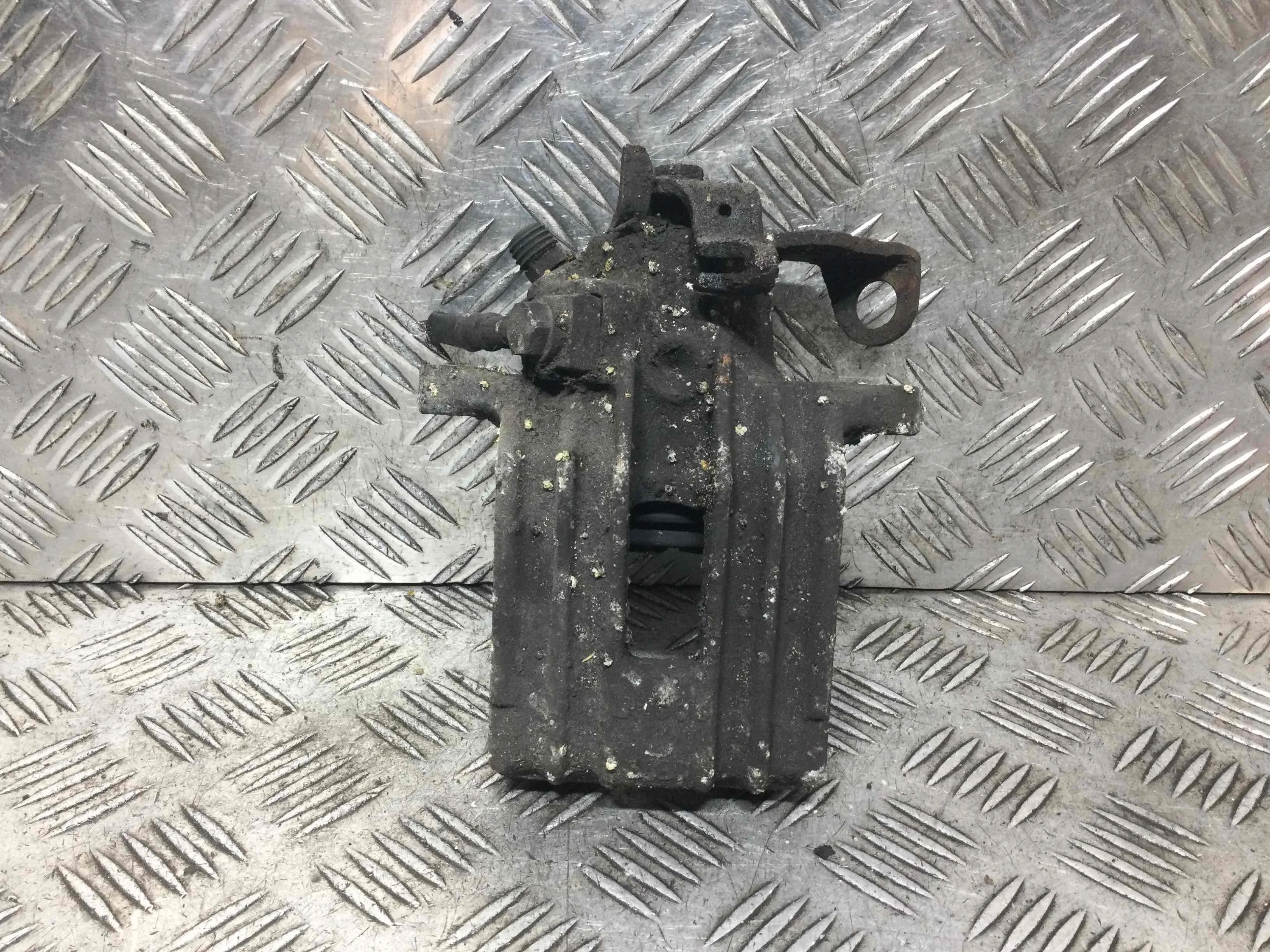 Суппорт задний левый Volkswagen Bora Bora (1J) 1998 - 2005 дизель 1.9 td Механика Седан