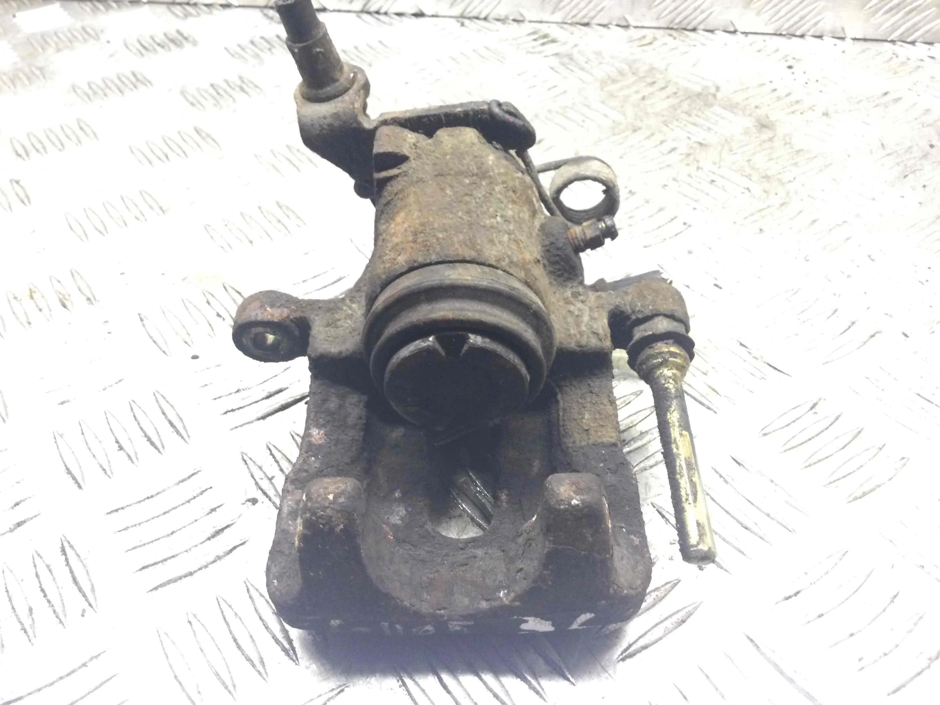 Суппорт задний левый Mitsubishi Space Star 1 поколение [рестайлинг] (2002-2005) бензин 1.3 i Механика Минивэн