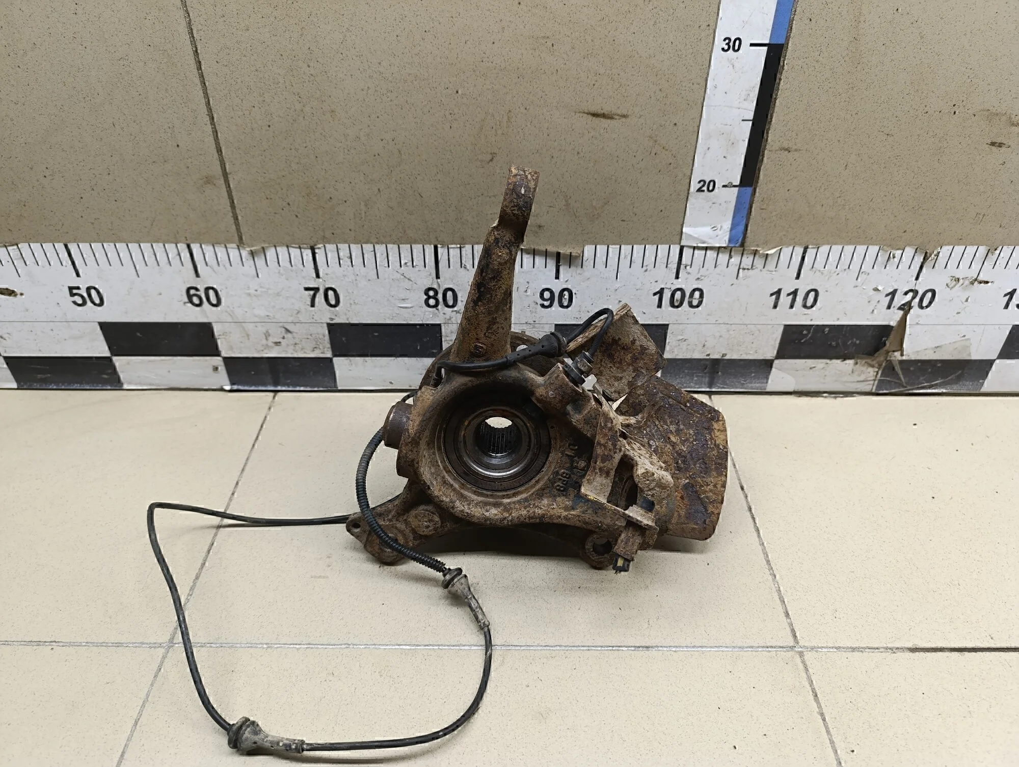 Кулак поворотный передний левый 407 2004-2010