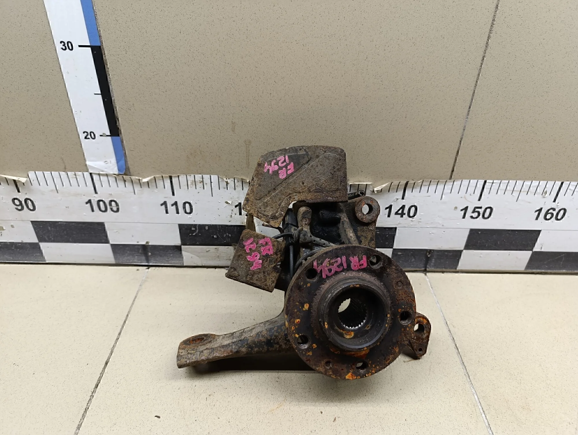 Кулак поворотный передний правый 407 2004-2010