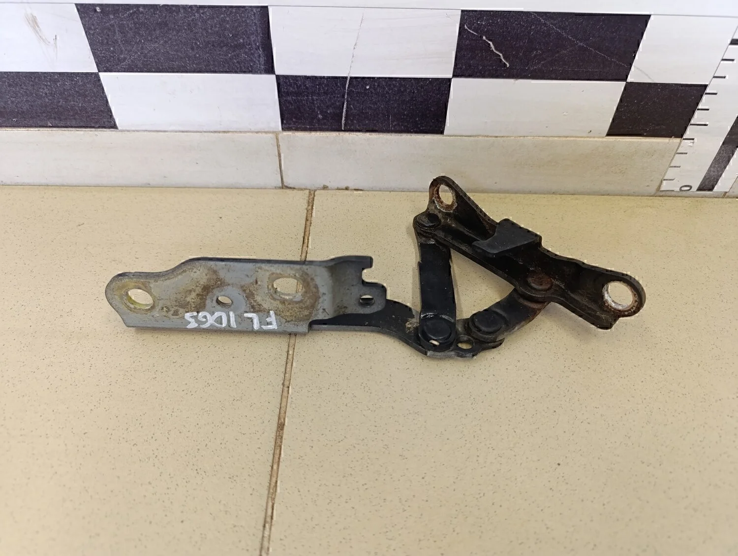 Петля капота  Magentis 2000-2005