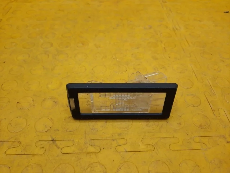 Подсветка номера Renault Kaptur 2017 8200013577 REA H4M429