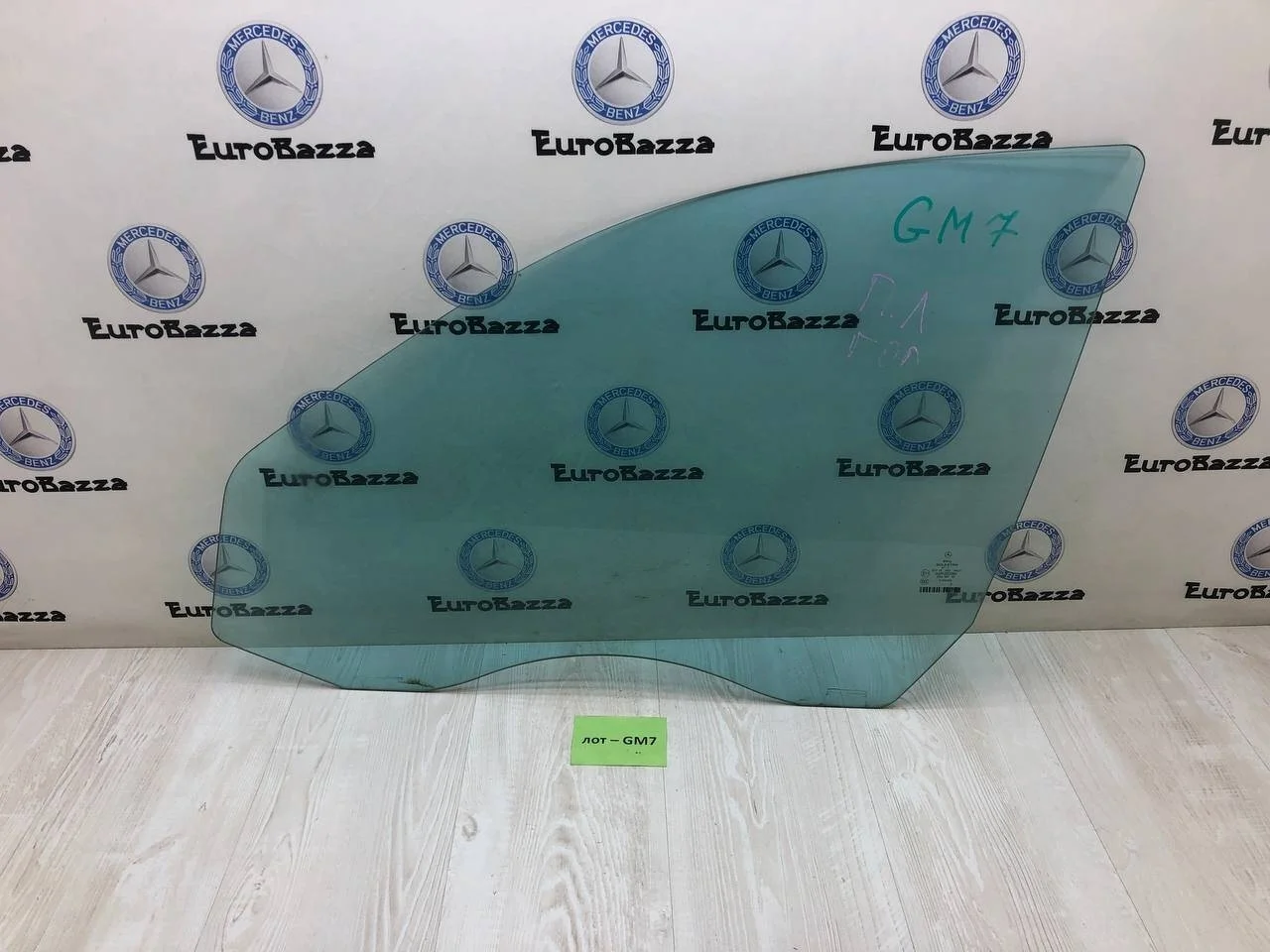 Стекло двери переднее левое Mercedes W211