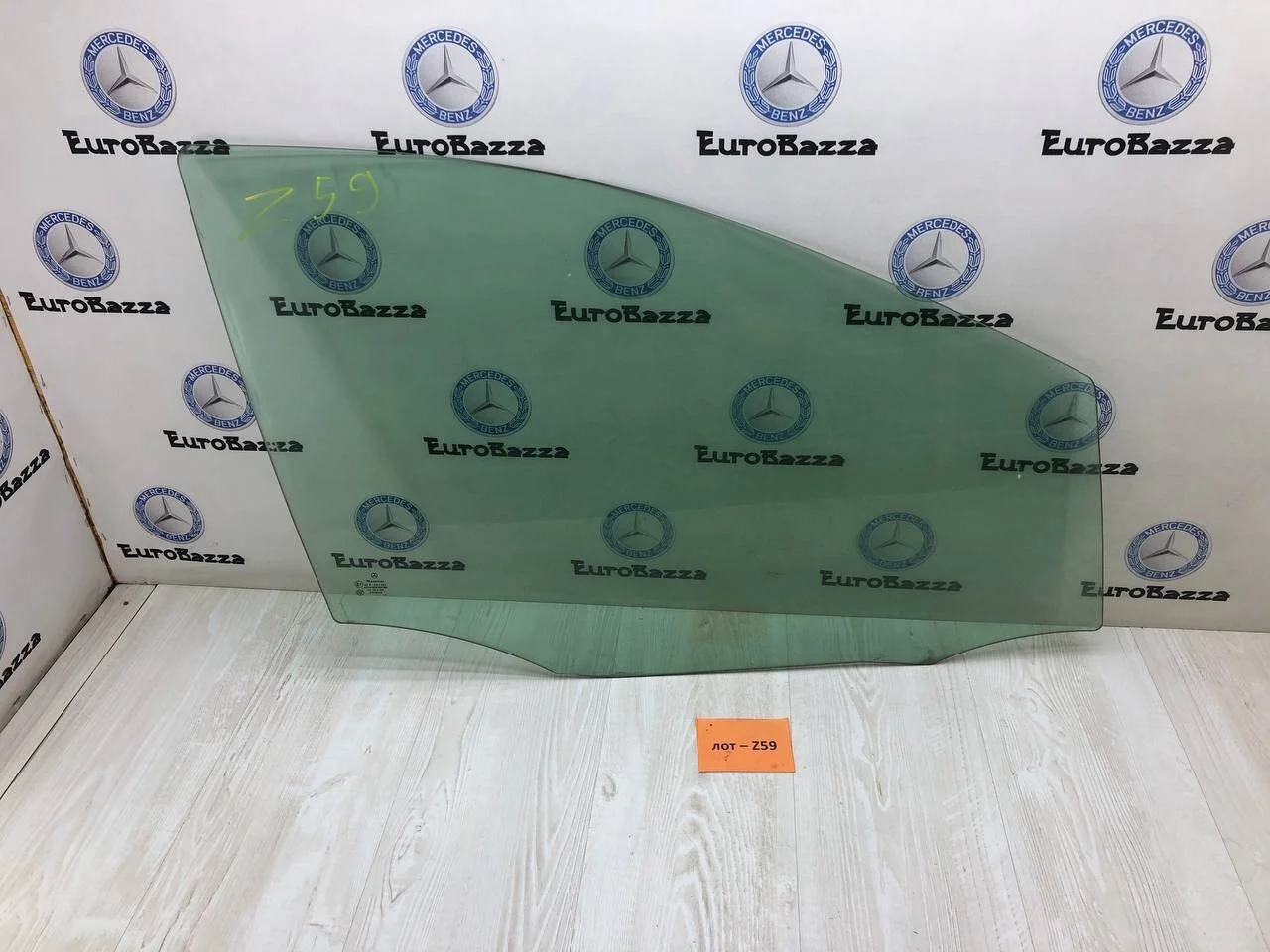 Стекло двери переднее правое Mercedes W245