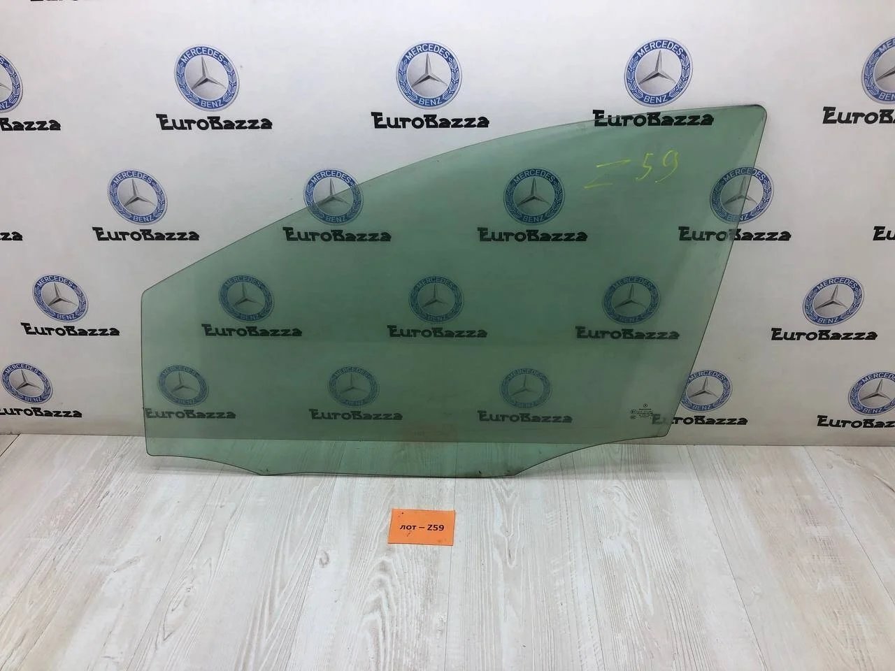 Стекло двери переднее левое Mercedes W245