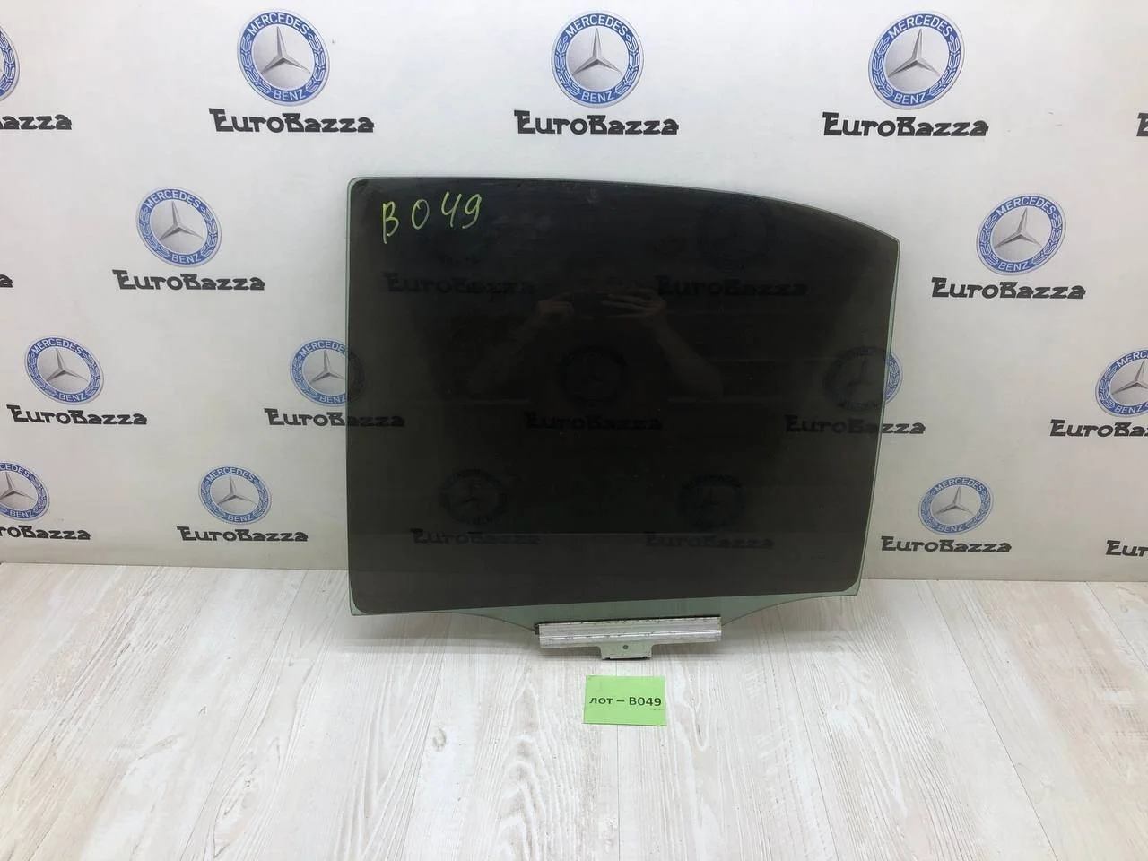 Стекло двери заднее левое Mercedes W210