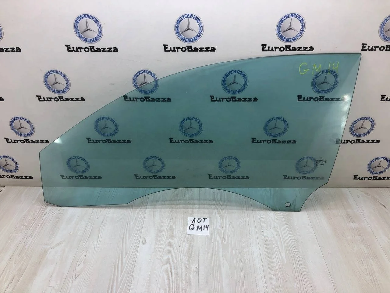 Стекло левой двери Mercedes W209