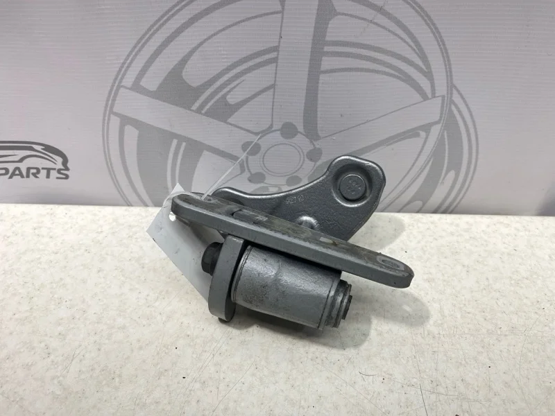 Петля передней левой двери нижняя Mercedes-benz 2010 W204